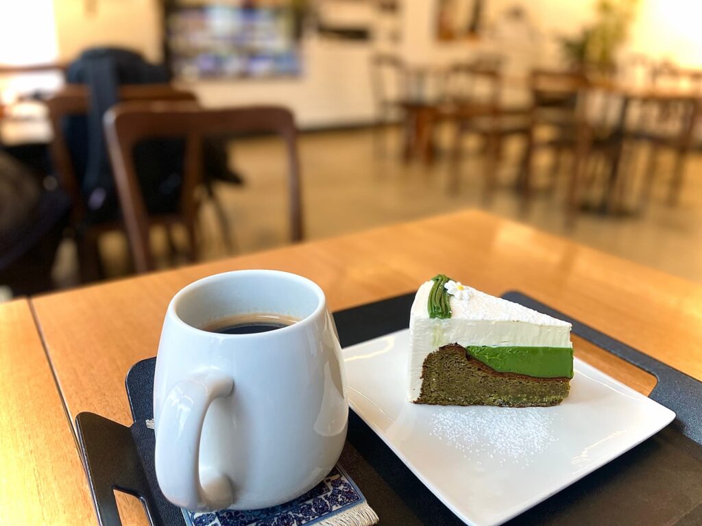 Specialty Coffee and matcha cake in Cafe Brown City Seoul