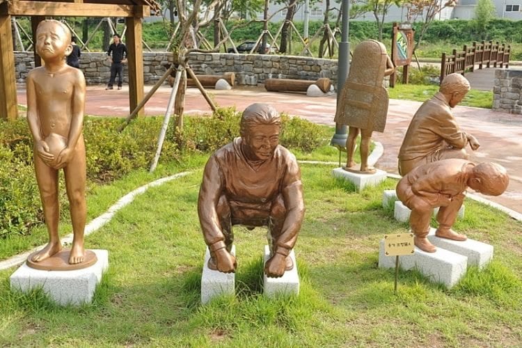 Image of the statues at the Toilet Park & Museum. 