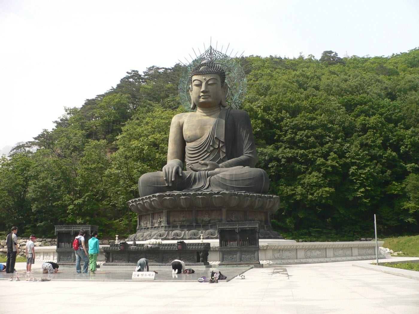 Korea-Seoraksan-Buddha-Statue-02