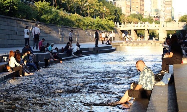 CHEONGGYECHEON-STREAM-things-to-do-seoul