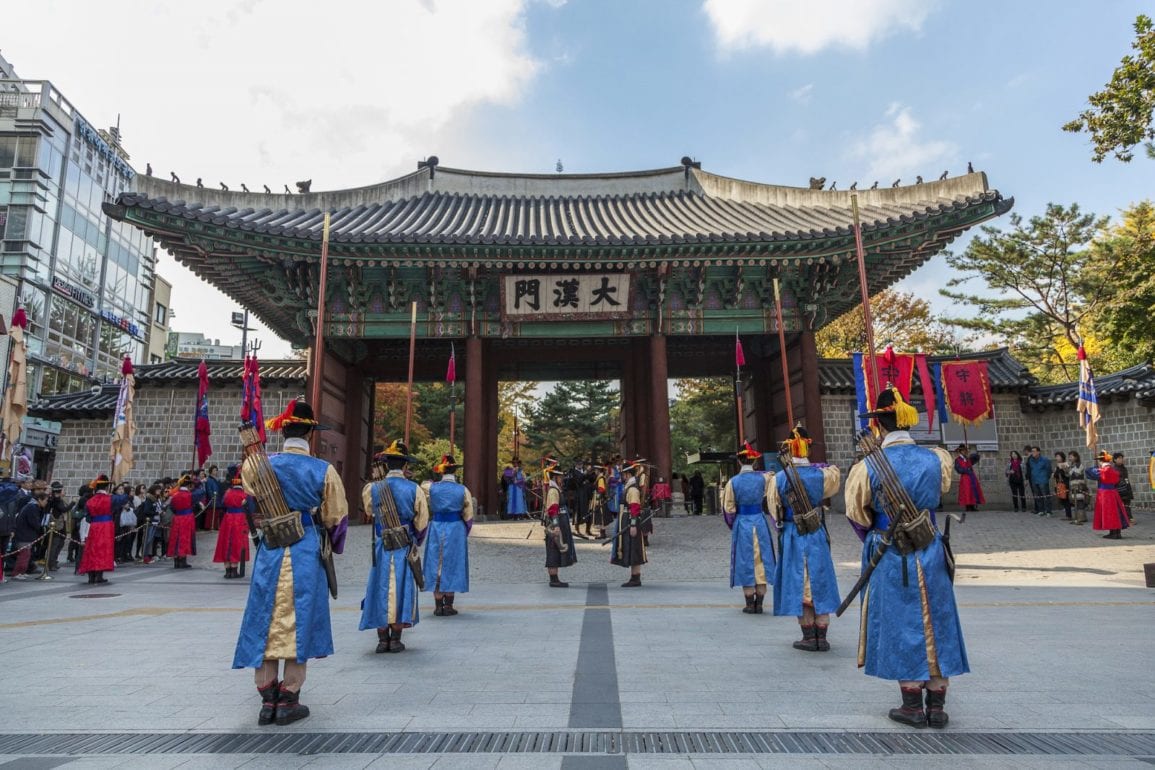instagram-worthy views in seoul Deoksugung Palace guards