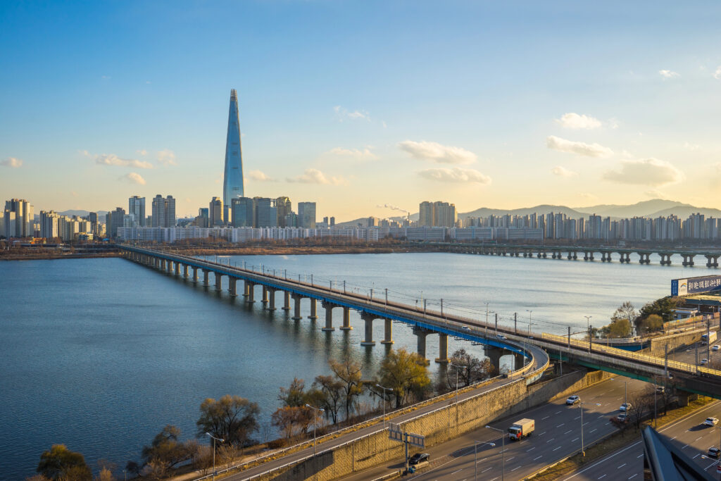 han river sweletring evenings 8 Ways to Survive the Sweltering Seoul in Summer Spend breezy evenings at the Han River