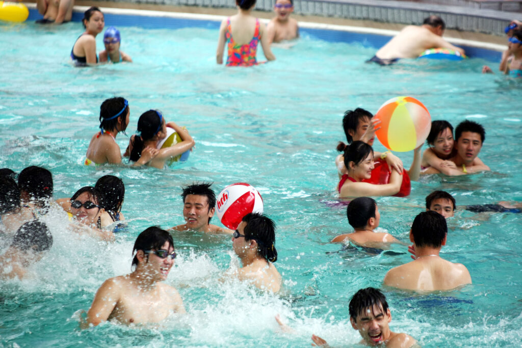 swimming pool sweltering heat summer in korea seoul.jpg